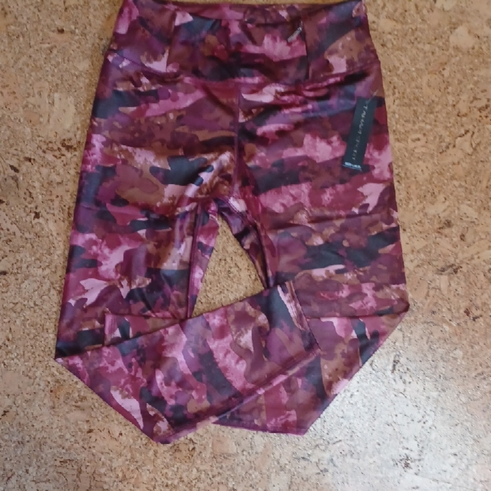Tahari Sport Red Camo Active Capri Leggings Size M NWT